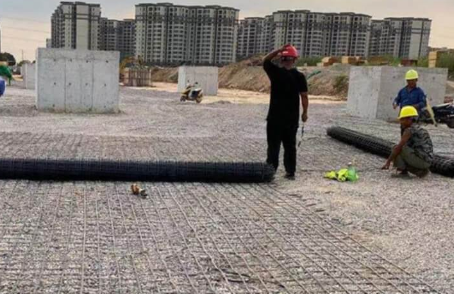 番阳镇土工格栅铺设前地基要怎么处理？